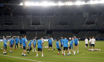 El grupo de jugadores del Real Madrid durante el entrenamiento.