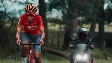 Egan Bernal durante un entrenamiento con Ineos Grenadiers.