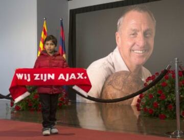 Multitudinaria despedida a Johan Cruyff en el Camp Nou. Muchos aficionados al fútbol se acercaron al estadio para mostrar sus respetos al mítico jugador holandés. Un niño porta una bufanda con la frase "Todos somos Ajax".