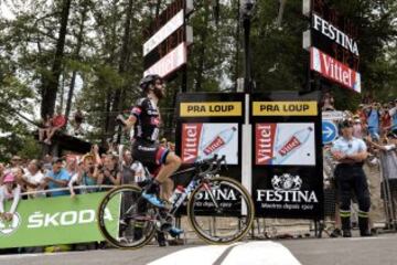 Simon Geschke celebrando el momento en el que cruza primero la línea de meta.