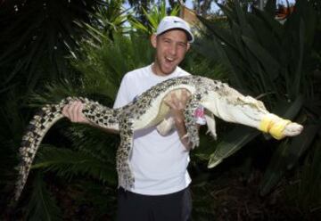 El tenista Dudi Sela de Israel sostiene un cocodrilo de agua salada llamado "Casper" durante un evento promocional en el torneo de tenis Abierto de Australia en Melbourne 