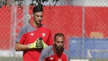 Beto y Sergio Rico, durante un entrenamiento del Sevilla.