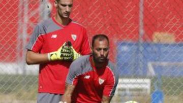 Beto y Sergio Rico, durante un entrenamiento del Sevilla.