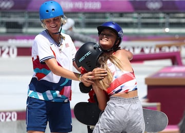 Bryce Wettstein (EEUU, 6?) felicita a Sakura Yosozumi (Jap¨®n, 1?), abrazada por Sky Brown (GBR, 3?).