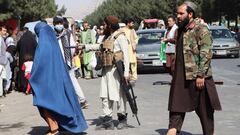 Kabul (Afghanistan), 27/08/2021.- Taliban stand guard as they block the road to Hamid Karzai Airport a day after deadly blasts, in Kabul, Afghanistan, 27 August 2021. Two explosions outside Kabul&#039;s international airport on 26 August left more than 60