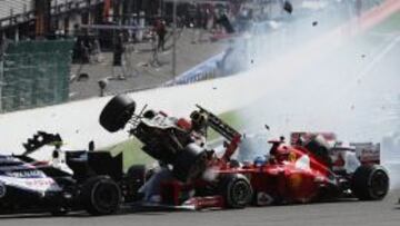 B&eacute;lgica 2012. En Spa, justo tras la salida, el Lotus de Romain Grosjean pasa por encima de la cabeza, literalmente, del Ferrari del asturiano. Apenas unos cent&iacute;metros salvaron al piloto espa&ntilde;ol.