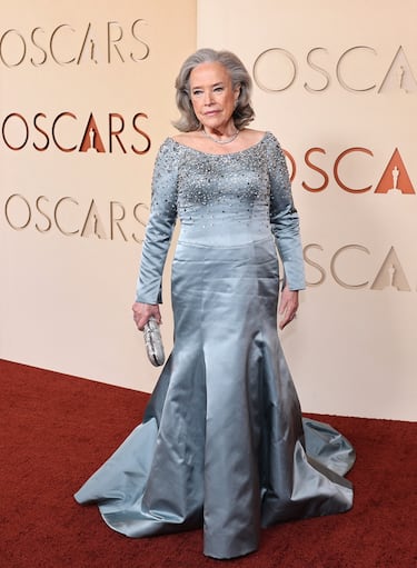 Kathy Bates posa en la alfombra roja del Dolby Theatre.