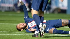 Neymar se queja de su lesión ante el Lille.