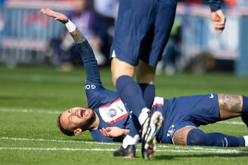 El delantero brasileño del Paris Saint-Germain Football Club se ha tenido que retirar lesionado del encuentro tras la torcedura de su tobillo. Abandonó el terreno de juego en camilla y con claros gestos de dolor.