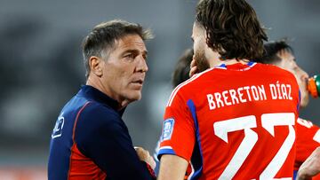 El entrenador de la seleccion chilena, Eduardo Berizzo, es fotografiado durante el partido de clasificacion al Mundial 2026 contra Paraguay.