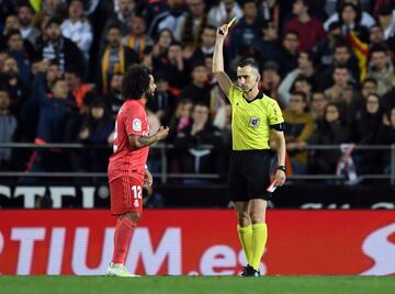 El árbitro Jaime Latre enseñó la tarjeta amarilla a Marcelo.