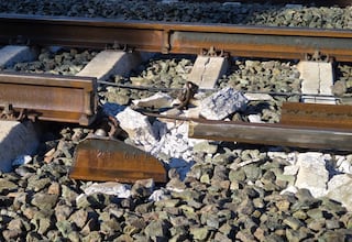 Primer segmento de vía rota en el punto del siniestro ferroviario de Adamuz, en imagen que ha subido este domingo el ministro de Transportes, Óscar Puente, a la red social X.