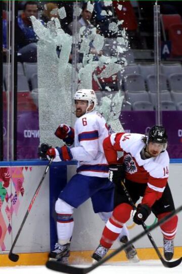 FEBRERO 2014. El noruego Jonas Holos rompe el cristal tras chocar con el austríaco Andreas Nodl durante la prueba de Hockey en los Juegos Olímpicos de Invierno de Sochi 2014.