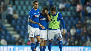 Jugadores de Cruz Azul consuelan a su compañero Adrián Aldrete