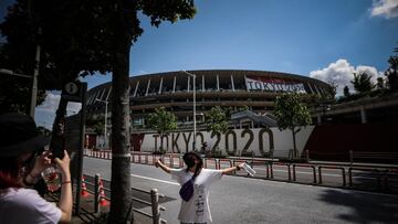 Dos mujeres se toman fotos en los alrededores del Estadio Ol&iacute;mpico de Tokio, este jueves, en la v&iacute;spera de la inauguraci&oacute;n de los Juegos Ol&iacute;mpicos. 