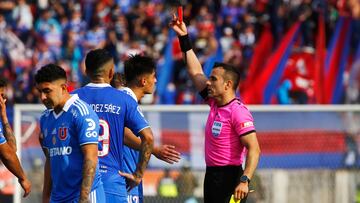 Futbol, Universidad de Chile vs Colo Colo.
Fecha 20, campeonato Nacional 2022.
El arbitro Piero Maza muestra tarjeta roja al jugador Bastian Tapia, izquierda, de Universidad de Chile durante el partido de primera division contra Colo Colo disputado en el estadio Fiscal de Talca.
Talca, Chile.
31/07/2022
Jonnathan Oyarzun/Photosport
Football, Universidad de Chile vs Colo Colo.
20th date, 2022 National Championship.
Referee Piero Maza shows a red card to the player Bastian Tapia, left, of Universidad de Chile during the match for the first division against Colo Colo held at Fiscal de Talca stadium.
Talca, Chile.
07/31/2022
Jonnathan Oyarzun/Photosport