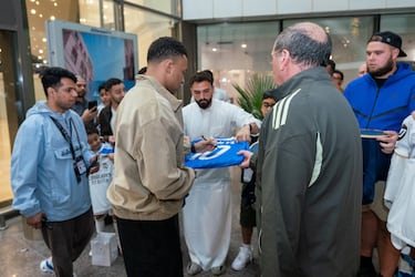 A pesar de las altas horas de la noche. Un buen grupo de fans esperaron al crack francés.