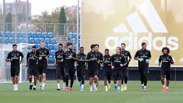 Luka Modric (cuarto por la derecha), corriendo con el resto de jugadores del Real Madrid, mientras habla con Lucas V&aacute;zquez.