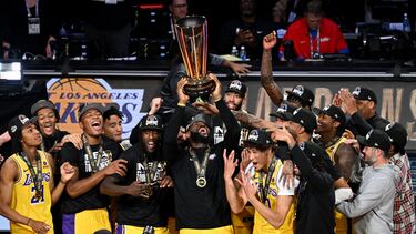 LeBron James levanta el trofeo que acredita a Los Angeles Lakers como campeones de la primera edición de la In-Season Tournament Championship.