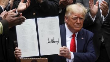 Donald Trump firma orden contra la violencia policial en el Rose Garden de la Casa Blanca en Washington, U.S. Junio 16, 2020.