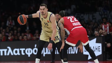 PIRAEUS (Greece), 29/01/2026.- Olympiacos' Tyler Dorsey (R) and FC Barcelona's Tomas Satoransky (L) in action during the Euroleague basketball match between Olympiacos Piraeus and FC Barcelona, in Piraeus, Greece, 29 January 2026. (Baloncesto, Euroliga, Grecia, Pireo) EFE/EPA/PETE ANDREOU