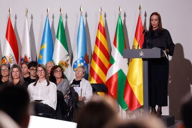 Naiara Chulia, viuda de una de las víctimas de las inundaciones en Valencia, pronuncia un discurso durante el funeral de Estado que conmemora el primer aniversario de la catástrofe.