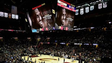 El Quicken Loans Arena rindi&oacute; tributo a LeBron James por su premio como mejor deportista del a&ntilde;o.