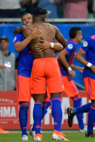 Colombia se impuso ante Argentina en el primer partido del Grupo B en el Arena Fonte Nova de Salvador Bahía. Roger Martínez y Duván Zapata sentenciaron a la Albiceleste.