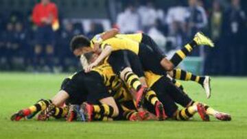 Jugadores del Dortmund celebran el gol de Kehl