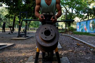 Este gimnasio al aire libre en Caracas est construido con cemento, barras y otros materiales reciclados.