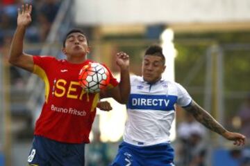 Christian Bravo disputa el balon con Dagoberto Currimilla.