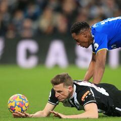 Yerry Mina sale lesionado del Newcastle - Everton
