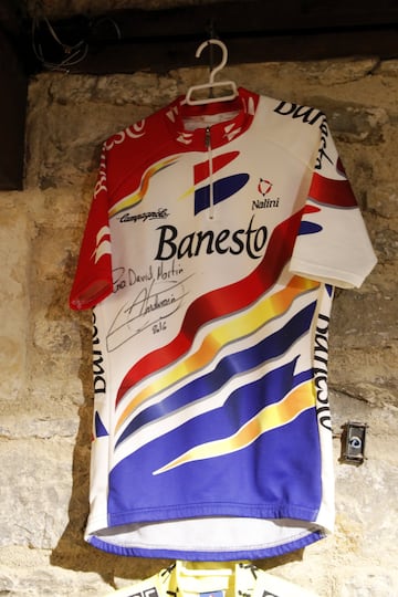 En la muestra que se realiza en Vitoria no podía faltar un jersey del gran Miguel Induráin y su equipo Banesto.