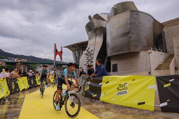 El ciclista británico del equipo Astana Qazaqstan, Marc Cavendish con sus compañeros durante la presentación del Tour de Francia 2023.