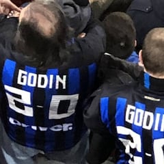 Hinchas del Inter, eufóricos con Godín: ya se vieron camisetas con su nombre y el 2-0 a la Juve