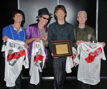 Rolling Stones (River).