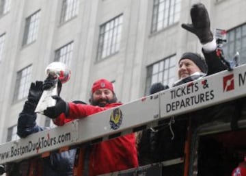 El coordinador defensivo Matt Patricia sostiene el trofeo Vince Lombardi junto al entrenador principal Bill Belichick.