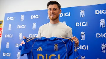 GRANDA, 16/07/2025.- El futbolista Alberto Reina posa durante su presentación como nuevo jugador del Real Oviedo este miércoles en Oviedo. EFE/Paco Paredes