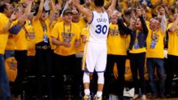 Se amarillo. Stephen Curry celebra un triunfo con la grada.
