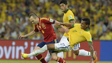 Spain's midfielder Andres Iniesta (L) vies with Brazil's midfielder Luiz Gustavo (R) during their FIFA Confederations Cup Brazil 2013 final football match, at the Maracana Stadium in Rio de Janeiro on June 30, 2013.  AFP PHOTO / LLUIS GENE COPA CONFEDERACIONES BRASIL 2013 PARTIDO FINAL SELECCION ESPAÑOLA ESPAÑA
PUBLICADA 01/07/13 NA MA06 1COL
PUBLICADA 02/07/13 NA MA03 2COL
PUBLICADA 02/07/13 NA MA01 PORTADA 1COL