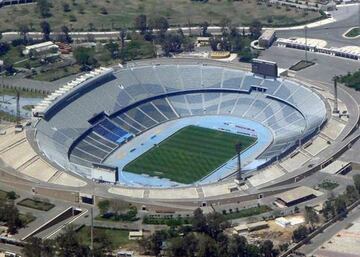 Estadio principal de Egipto donde juega la selección y los dos equipos más populares de la capital egipcio el Zamalek y Al-Ahly.
Capacidad para 75.000 espectadores.
Tiene la ventaja de que no es un viaje tan lejano desde Europa como supondría irse a América.