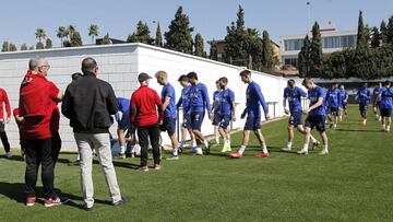 El Valencia ha trabajado esta ma&ntilde;ana en Paterna ante la atenta mirada de Anyl Murthi antes de poner rumbo a Rusia este mediod&iacute;a.
 