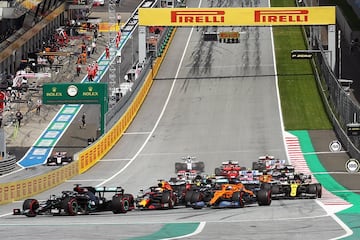 Lewis Hamilton lidera la salida del Gran Premio. 