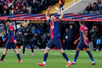 Partido muy disputado en Montjuic, con el Alavs mostrando una defensa slida y dificultando las llegadas del Bar?a. Sin embargo, Robert Lewandowski fue el hroe del encuentro, anotando el nico gol en el minuto 61 tras un penalti bien ejecutado. A pesar de los intentos del equipo visitante por igualar el marcador, el Barcelona mantuvo el control y asegur los tres puntos. El equipo cataln continu su buen inicio de a?o, alcanzando a Atltico y Real Madrid en la parte alta de la tabla.