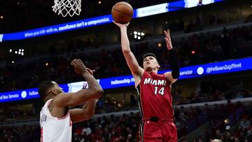 Tyler Herro, escolta de Miami Heat, lanza sobre Tristan Thompson, pívot de Chicago Bulls.