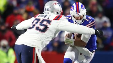 New England corrió para 222 yardas, lanzó el balón solo en tres ocasiones y derrotó 14-10 a Buffalo para afianzarse en el primer lugar de la siembra de la AFC.