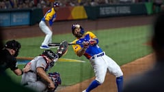 Miami (United States), 18/03/2023.- Jose Altuve of Venezuela is hit by the ball while batting during the 2023 World Baseball Classic quarterfinal game between USA and Venezuela at loanDepot park baseball stadium in Miami, Florida, USA, 18 March 2023. (Estados Unidos) EFE/EPA/CRISTOBAL HERRERA-ULASHKEVICH
