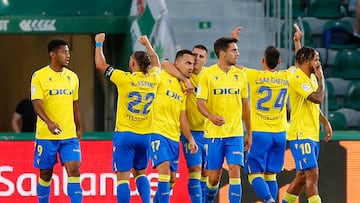 ELCHE (ALICANTE), 04/06/2023.- El centrocampista del Cádiz Gonzalo Escalante (3-i) celebra con sus compañeros tras marcar ante el Elche, durante el partido de Liga en Primera División que Elche CF y Cádiz CF disputan este domingo en el estadio Martínez Valero. EFE/Manuel Lorenzo
