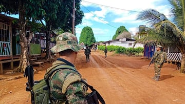 04/12/2022 Militares del Ejército de Colombia.
Un suboficial y dos soldados profesionales han muerto y dos militares más han resultado heridos en enfrentamientos con el Frente Carlos Patiño de la guerrilla de las Fuerzas Armadas Revolucionarias de Colombia (FARC) en el municipio de Argelia, en el departamento colombiano de Cauca.
POLITICA SUDAMÉRICA COLOMBIA
EJÉRCITO NACIONAL DE COLOMBIA