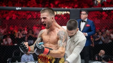 Ilia Topuria le pone el cinturón del peso mosca a Fabia Sintes.